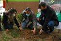 A primeira-dama Luciana Saito Massa, que preside o Conselho de Ação Solidária, e o secretário de Desenvolvimento Sustentável e do Turismo, Márcio Nunes, participam da distribuição de mudas da campanha Floresce Paraná.F oto: Valdelino Pontes