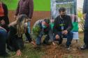 A primeira-dama Luciana Saito Massa, que preside o Conselho de Ação Solidária, e o secretário de Desenvolvimento Sustentável e do Turismo, Márcio Nunes, participam da distribuição de mudas da campanha Floresce Paraná.F oto: Valdelino Pontes