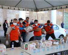 Entrega de cesta básica no drive-thru montado em Curitiba (Palácio Iguaçu). O projeto CESTA SOLIDÁRIA PARANÁ tem como objetivo principal mobilizar os funcionários do Estado do Paraná a participarem voluntariamente de uma ação de doação de cestas básicas. Curitiba - 18/05/2020 - Foto: Geraldo Bubniak/AEN