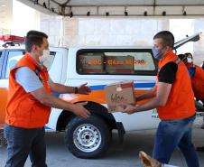 Entrega de cesta básica no drive-thru montado em Curitiba (Palácio Iguaçu). O projeto CESTA SOLIDÁRIA PARANÁ tem como objetivo principal mobilizar os funcionários do Estado do Paraná a participarem voluntariamente de uma ação de doação de cestas básicas. Curitiba - 18/05/2020 - Foto: Geraldo Bubniak/AEN