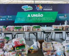 Entrega de cesta básica no drive-thru montado em Curitiba (Palácio Iguaçu). O projeto CESTA SOLIDÁRIA PARANÁ tem como objetivo principal mobilizar os funcionários do Estado do Paraná a participarem voluntariamente de uma ação de doação de cestas básicas. Curitiba - 18/05/2020 - Foto: Geraldo Bubniak/AEN