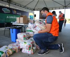 Entrega de cesta básica no drive-thru montado em Curitiba (Palácio Iguaçu). O projeto CESTA SOLIDÁRIA PARANÁ tem como objetivo principal mobilizar os funcionários do Estado do Paraná a participarem voluntariamente de uma ação de doação de cestas básicas. Curitiba - 18/05/2020 - Foto: Geraldo Bubniak/AEN