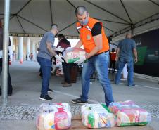 Entrega de cesta básica no drive-thru montado em Curitiba (Palácio Iguaçu). O projeto CESTA SOLIDÁRIA PARANÁ tem como objetivo principal mobilizar os funcionários do Estado do Paraná a participarem voluntariamente de uma ação de doação de cestas básicas. Curitiba - 18/05/2020 - Foto: Geraldo Bubniak/AEN