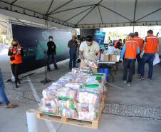 Entrega de cesta básica no drive-thru montado em Curitiba (Palácio Iguaçu). O projeto CESTA SOLIDÁRIA PARANÁ tem como objetivo principal mobilizar os funcionários do Estado do Paraná a participarem voluntariamente de uma ação de doação de cestas básicas. Curitiba - 18/05/2020 - Foto: Geraldo Bubniak/AEN