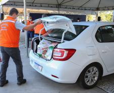 Entrega de cesta básica no drive-thru montado em Curitiba (Palácio Iguaçu). O projeto CESTA SOLIDÁRIA PARANÁ tem como objetivo principal mobilizar os funcionários do Estado do Paraná a participarem voluntariamente de uma ação de doação de cestas básicas. Curitiba - 18/05/2020 - Foto: Geraldo Bubniak/AEN