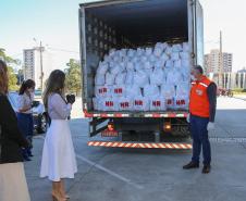 Entrega de cesta básica no drive-thru montado em Curitiba (Palácio Iguaçu). O projeto CESTA SOLIDÁRIA PARANÁ tem como objetivo principal mobilizar os funcionários do Estado do Paraná a participarem voluntariamente de uma ação de doação de cestas básicas. Curitiba - 18/05/2020 - Foto: Geraldo Bubniak/AEN