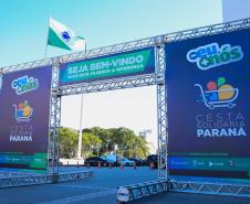 Entrega de cesta básica no drive-thru montado em Curitiba (Palácio Iguaçu). O projeto CESTA SOLIDÁRIA PARANÁ tem como objetivo principal mobilizar os funcionários do Estado do Paraná a participarem voluntariamente de uma ação de doação de cestas básicas. Curitiba - 18/05/2020 - Foto: Geraldo Bubniak/AEN