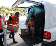 Entrega de cesta básica no drive-thru montado em Curitiba (Palácio Iguaçu). O projeto CESTA SOLIDÁRIA PARANÁ tem como objetivo principal mobilizar os funcionários do Estado do Paraná a participarem voluntariamente de uma ação de doação de cestas básicas. Curitiba - 18/05/2020 - Foto: Geraldo Bubniak/AEN