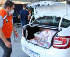 Entrega de cesta básica no drive-thru montado em Curitiba (Palácio Iguaçu). O projeto CESTA SOLIDÁRIA PARANÁ tem como objetivo principal mobilizar os funcionários do Estado do Paraná a participarem voluntariamente de uma ação de doação de cestas básicas. Curitiba - 18/05/2020 - Foto: Geraldo Bubniak/AEN