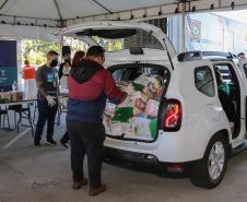 Entrega de cesta básica no drive-thru montado em Curitiba (Palácio Iguaçu). O projeto CESTA SOLIDÁRIA PARANÁ tem como objetivo principal mobilizar os funcionários do Estado do Paraná a participarem voluntariamente de uma ação de doação de cestas básicas. Curitiba - 18/05/2020 - Foto: Geraldo Bubniak/AEN