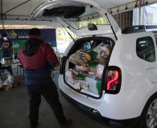 Entrega de cesta básica no drive-thru montado em Curitiba (Palácio Iguaçu). O projeto CESTA SOLIDÁRIA PARANÁ tem como objetivo principal mobilizar os funcionários do Estado do Paraná a participarem voluntariamente de uma ação de doação de cestas básicas. Curitiba - 18/05/2020 - Foto: Geraldo Bubniak/AEN