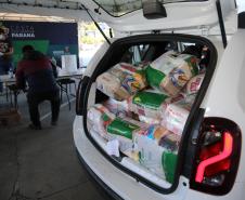 Entrega de cesta básica no drive-thru montado em Curitiba (Palácio Iguaçu). O projeto CESTA SOLIDÁRIA PARANÁ tem como objetivo principal mobilizar os funcionários do Estado do Paraná a participarem voluntariamente de uma ação de doação de cestas básicas. Curitiba - 18/05/2020 - Foto: Geraldo Bubniak/AEN