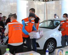 Entrega de cesta básica no drive-thru montado em Curitiba (Palácio Iguaçu). O projeto CESTA SOLIDÁRIA PARANÁ tem como objetivo principal mobilizar os funcionários do Estado do Paraná a participarem voluntariamente de uma ação de doação de cestas básicas. Curitiba - 18/05/2020 - Foto: Geraldo Bubniak/AEN