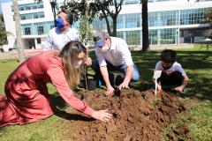 O Governador Carlos Massa Ratinho Junior participa nesta sexta-feira (28), da campanha Floresce Paraná, em comemoração ao Dia Nacional do Voluntariado. A ação é liderada pela primeira-dama do Estado e presidente do Conselho de Ação Solidária, Luciana Saito Massa. Acompanhados do secretário do Desenvolvimento Sustentável e do Turismo, Marcio Nunes. Curitiba, 28/08/2020. Foto: Geraldo Bubniak/AEN